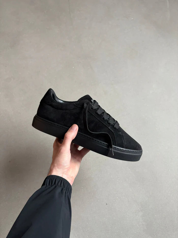 Low Essential Suede Trainer